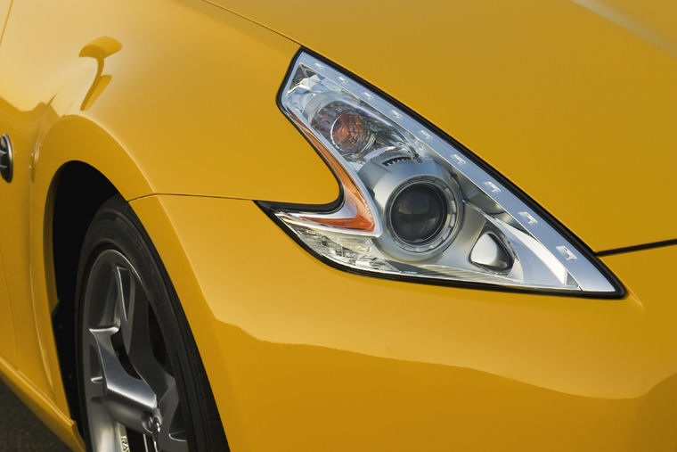 2009 Nissan 370Z Headlight Picture
