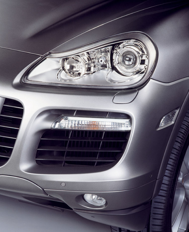 2009 Porsche Cayenne Turbo Headlight Picture