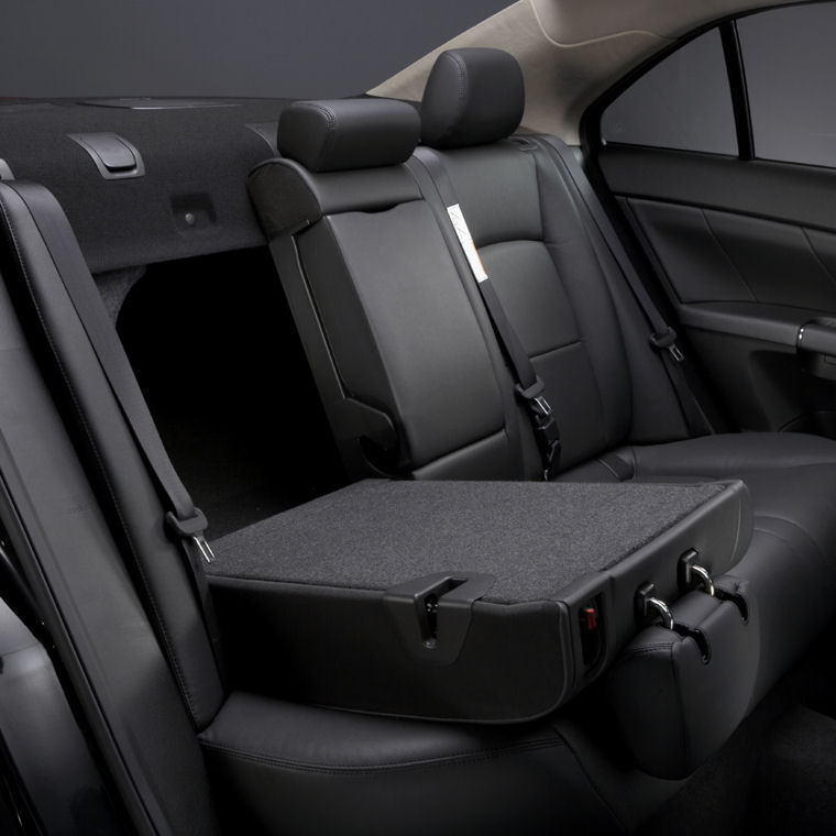 2010 Suzuki Kizashi Rear Seats Picture