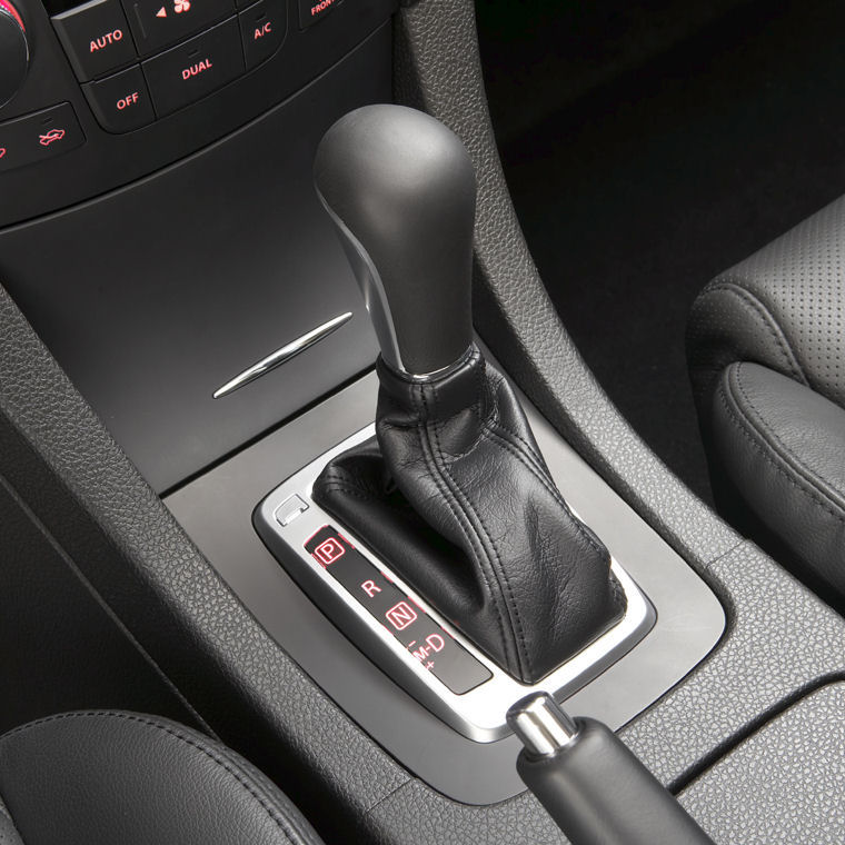 2010 Suzuki Kizashi Gear Lever Picture