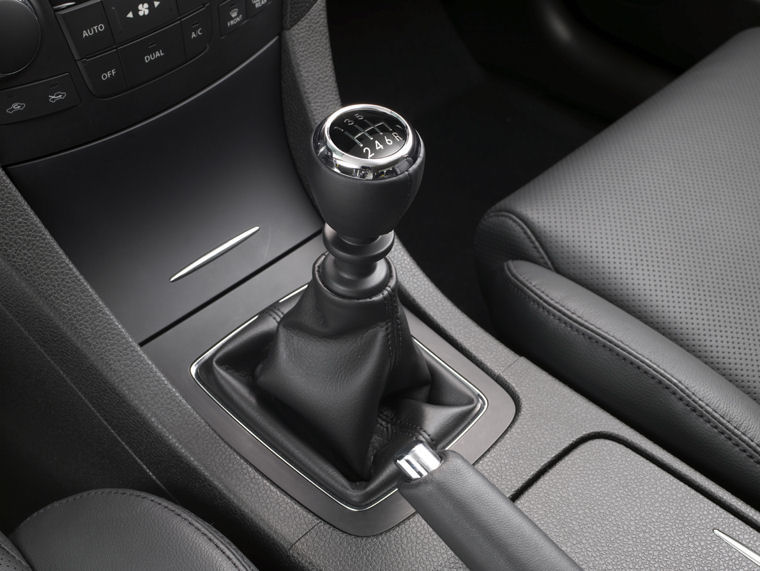 2010 Suzuki Kizashi Gear Lever Picture