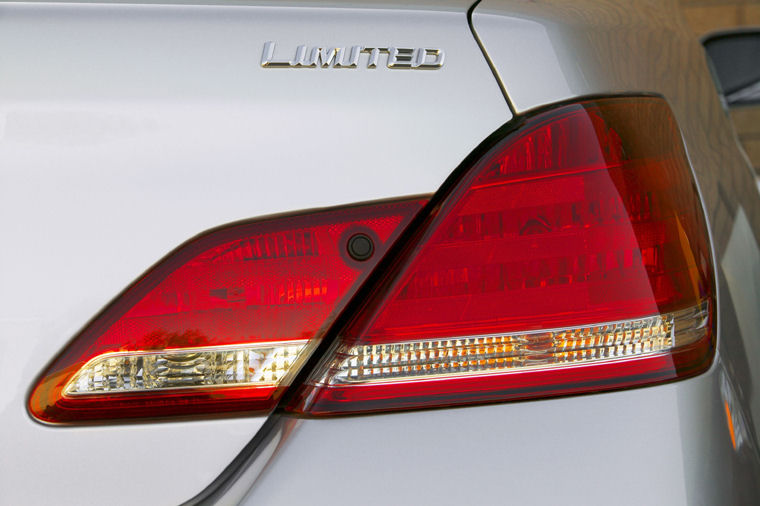 2008 Toyota Avalon Limited Tail Light Picture