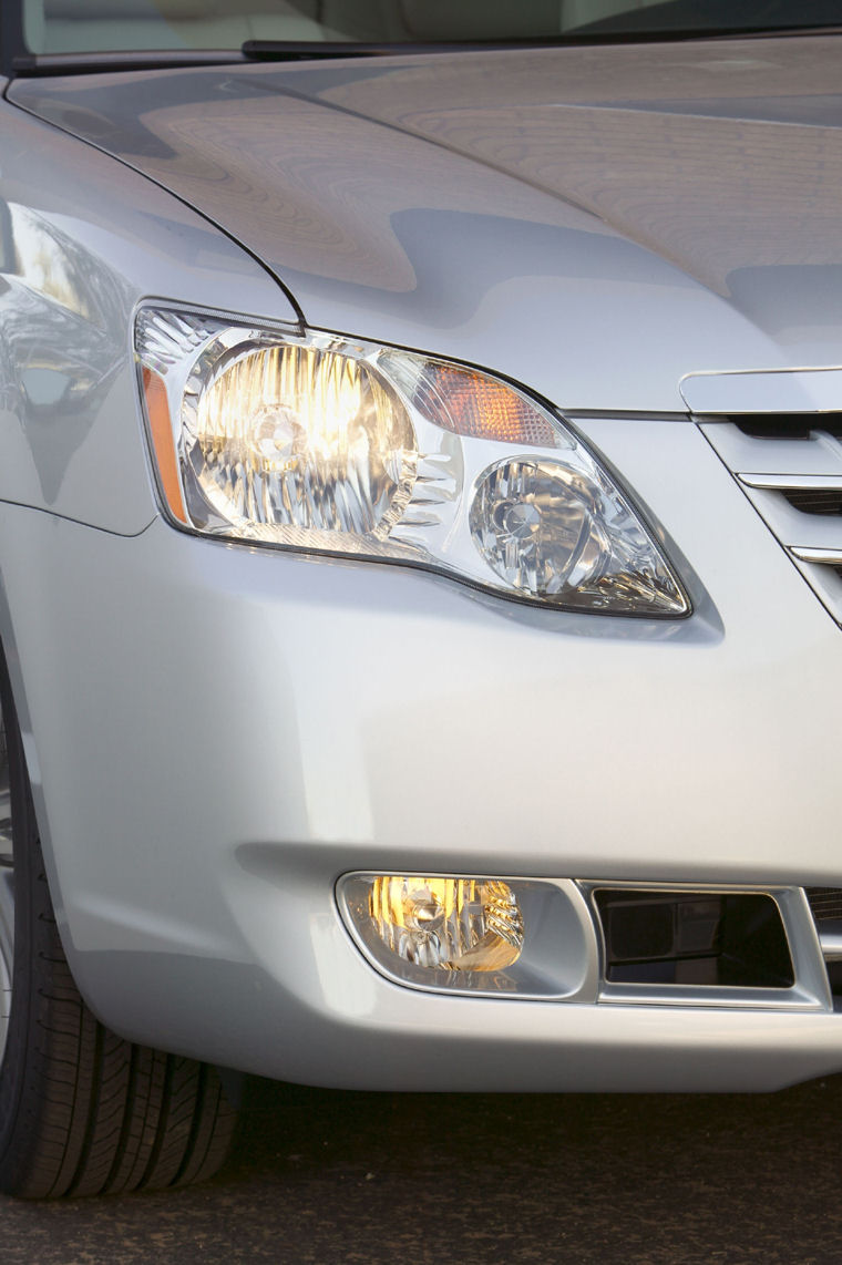 2009 Toyota Avalon Limited Headlight Picture