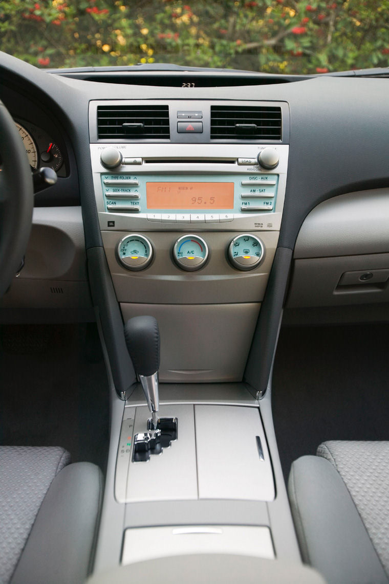 2007 Toyota Camry SE Center Console Picture