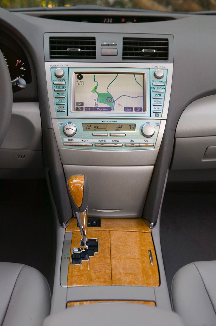 2008 Toyota Camry XLE Center Console Picture