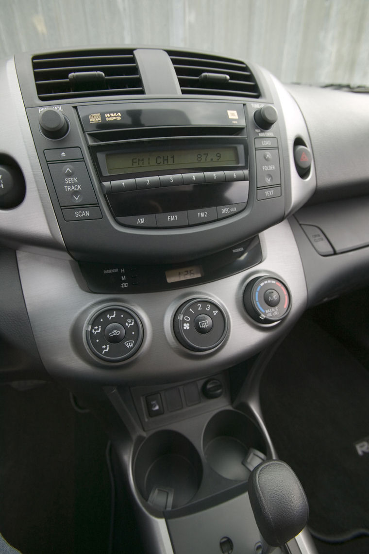 2006 Toyota RAV4 Center Dash Picture