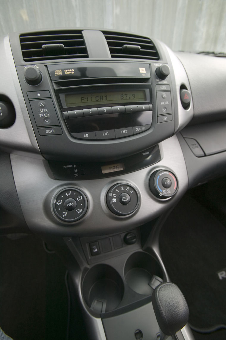 2007 Toyota RAV4 Center Dash Picture