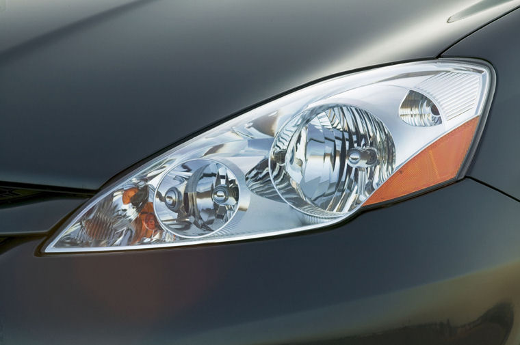 2008 Toyota Sienna Headlight Picture