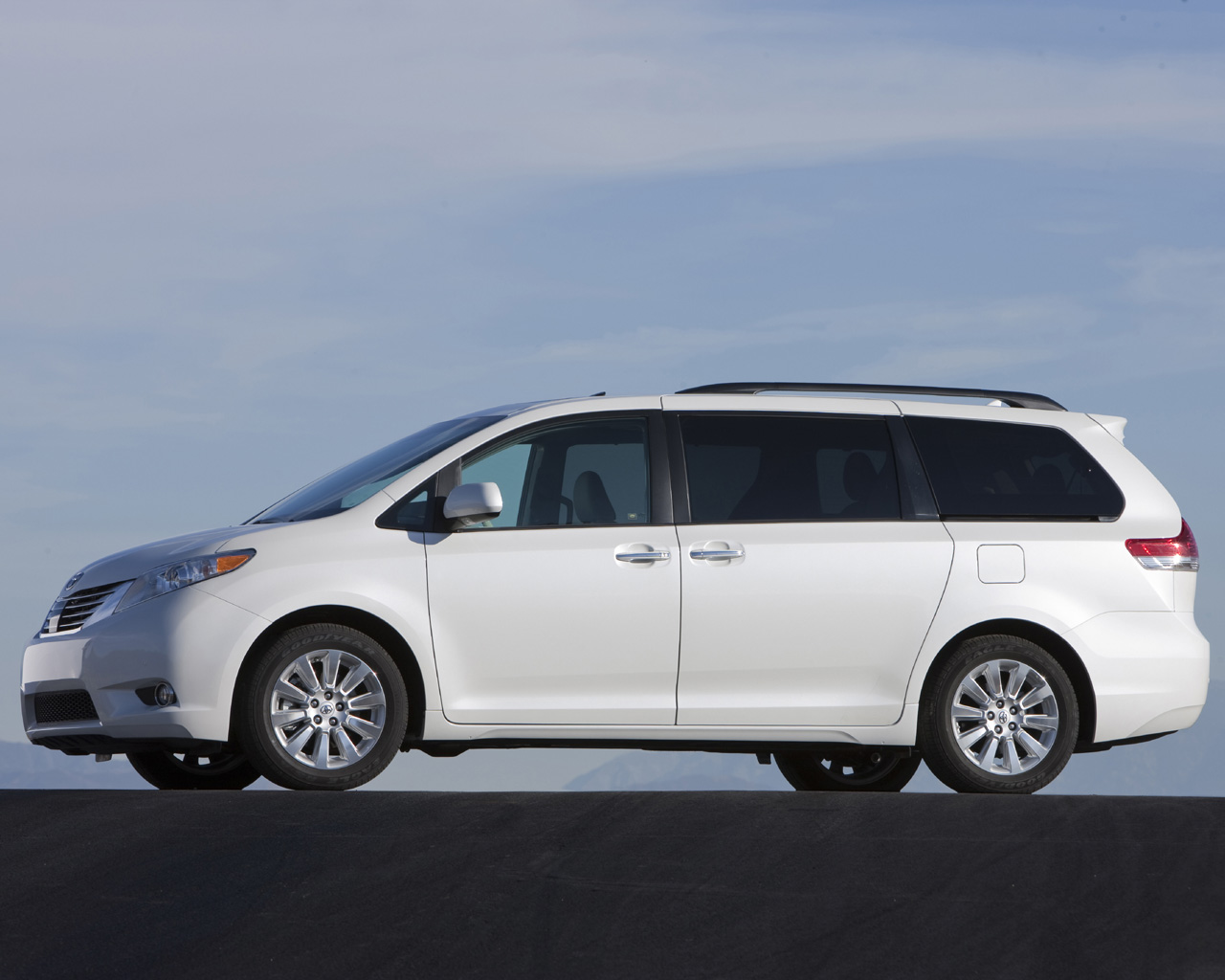 Toyota Sienna Desktop Wallpaper