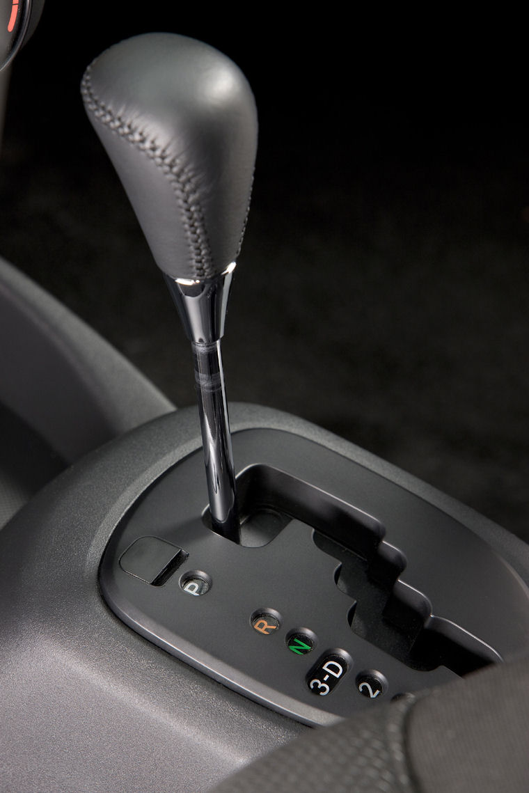 2010 Toyota Yaris 5-door Hatchback Gear Lever Picture