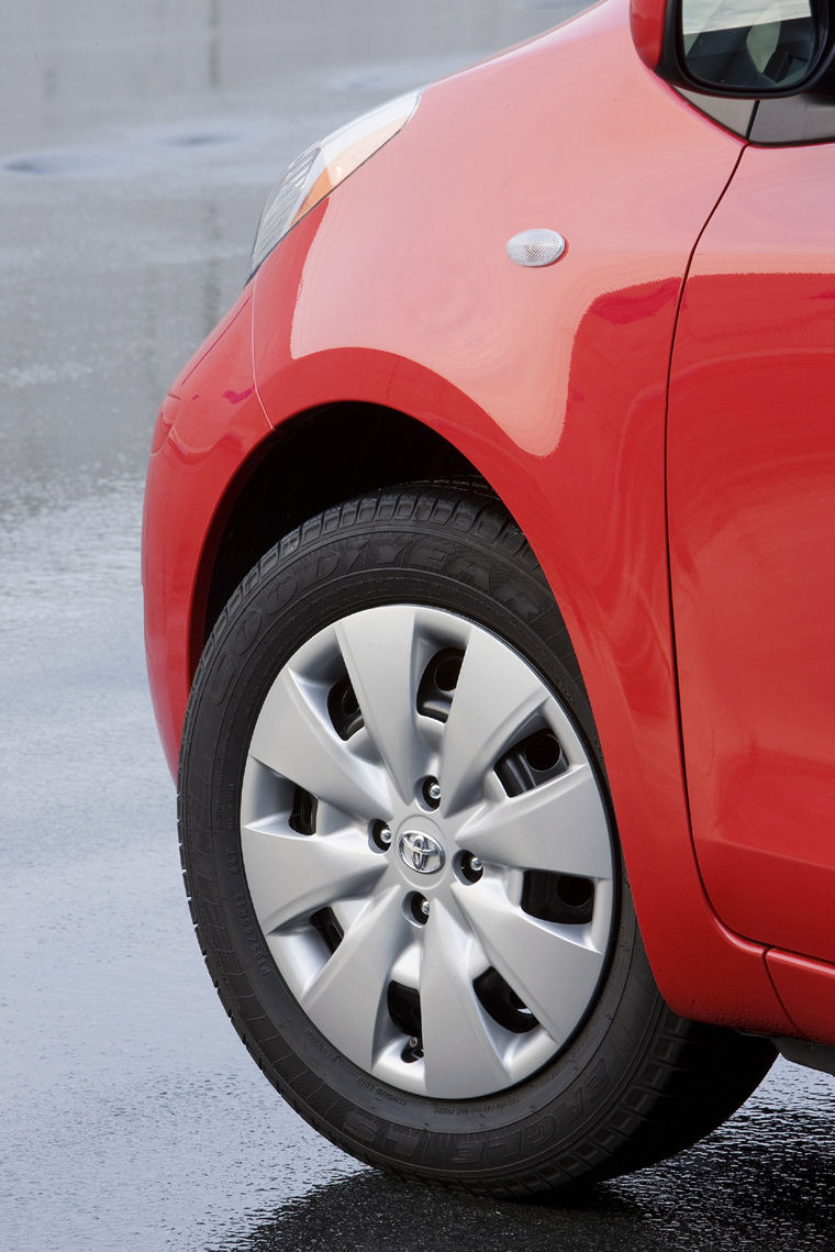 2010 Toyota Yaris 3-door Hatchback Rim Picture