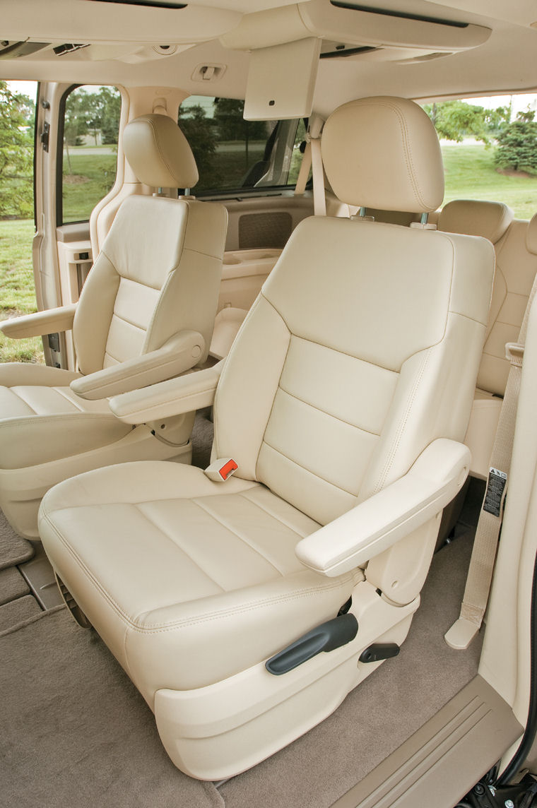 2009 Volkswagen Routan Front Seats Picture