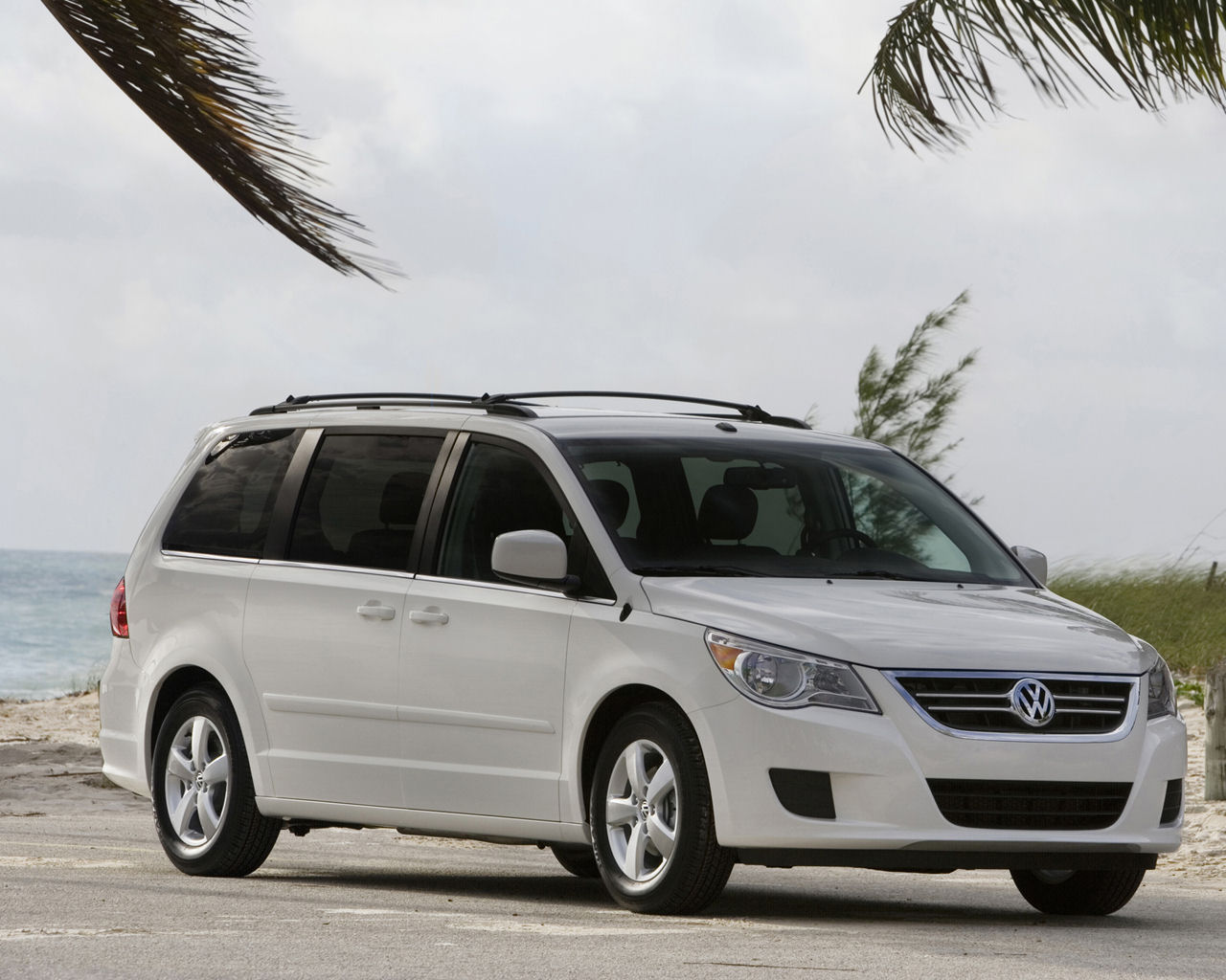 Volkswagen Routan Desktop Wallpaper