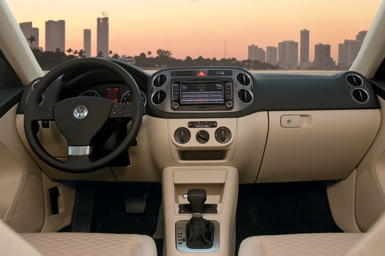 2009 Volkswagen Tiguan Cockpit Picture