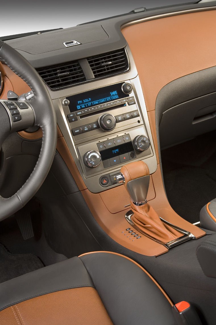 2010 Chevrolet (Chevy) Malibu LTZ Center Console Picture