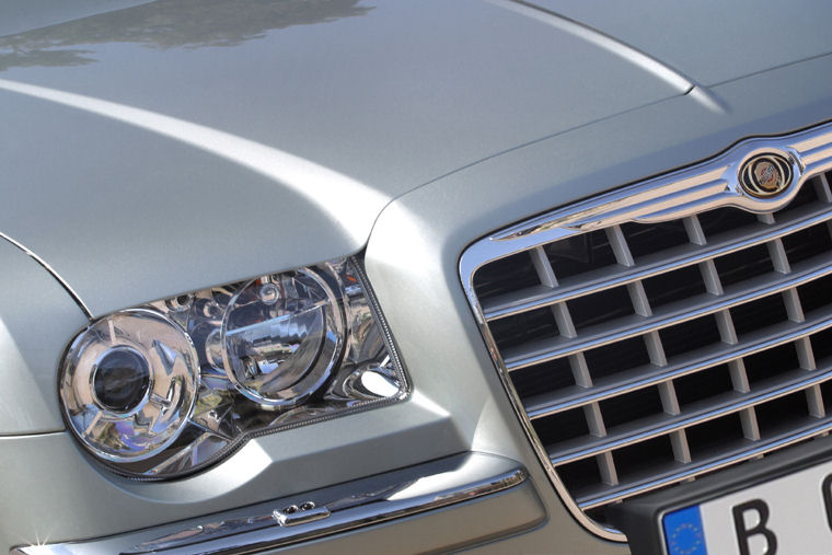 2008 Chrysler 300C Headlight Picture