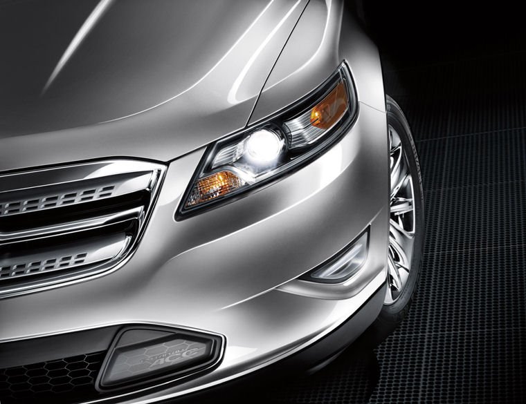 2010 Ford Taurus Headlight Picture