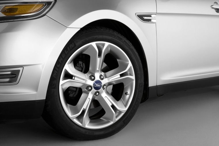 2011 Ford Taurus SHO Rim Picture