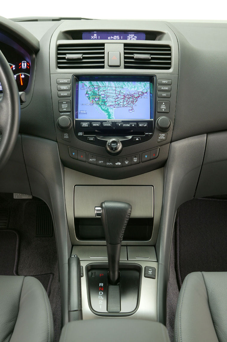 2005 Honda Accord Hybrid Center Console Picture