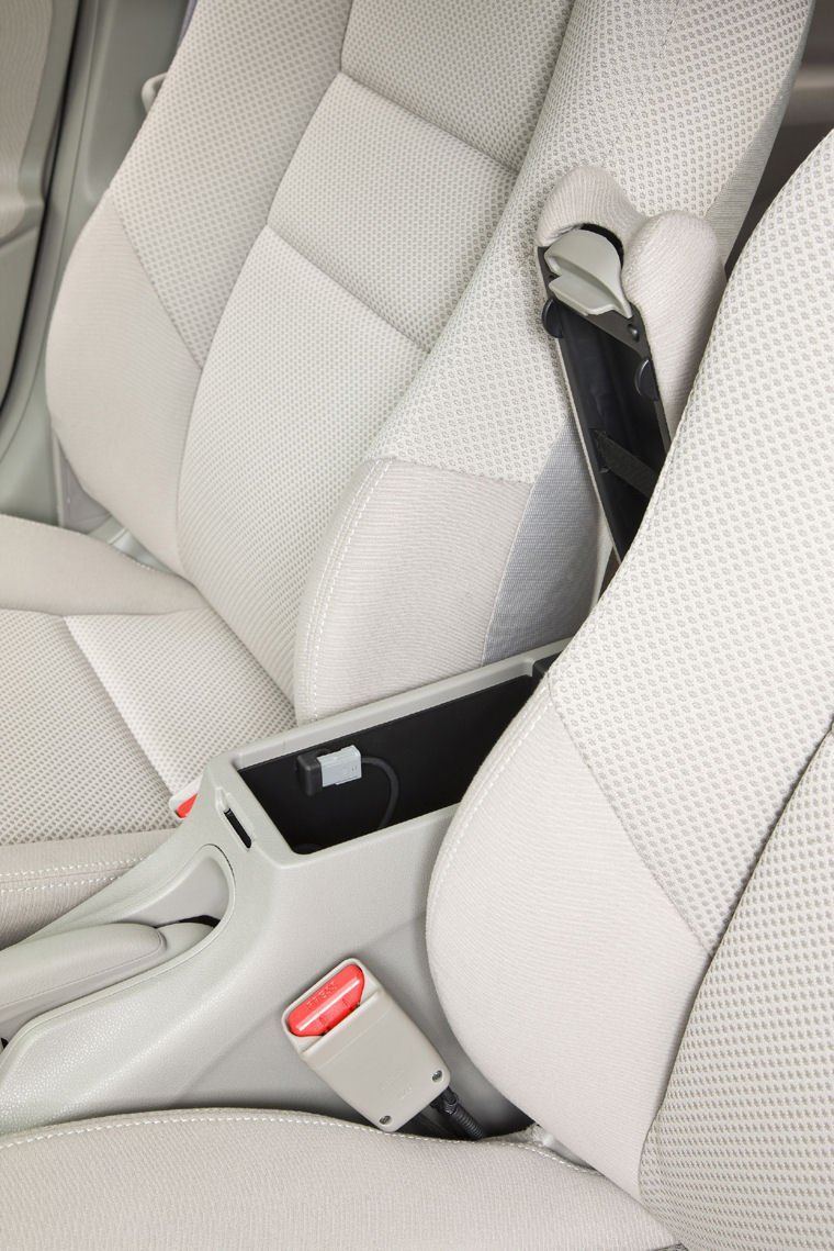 2010 Honda Insight Armrest Picture