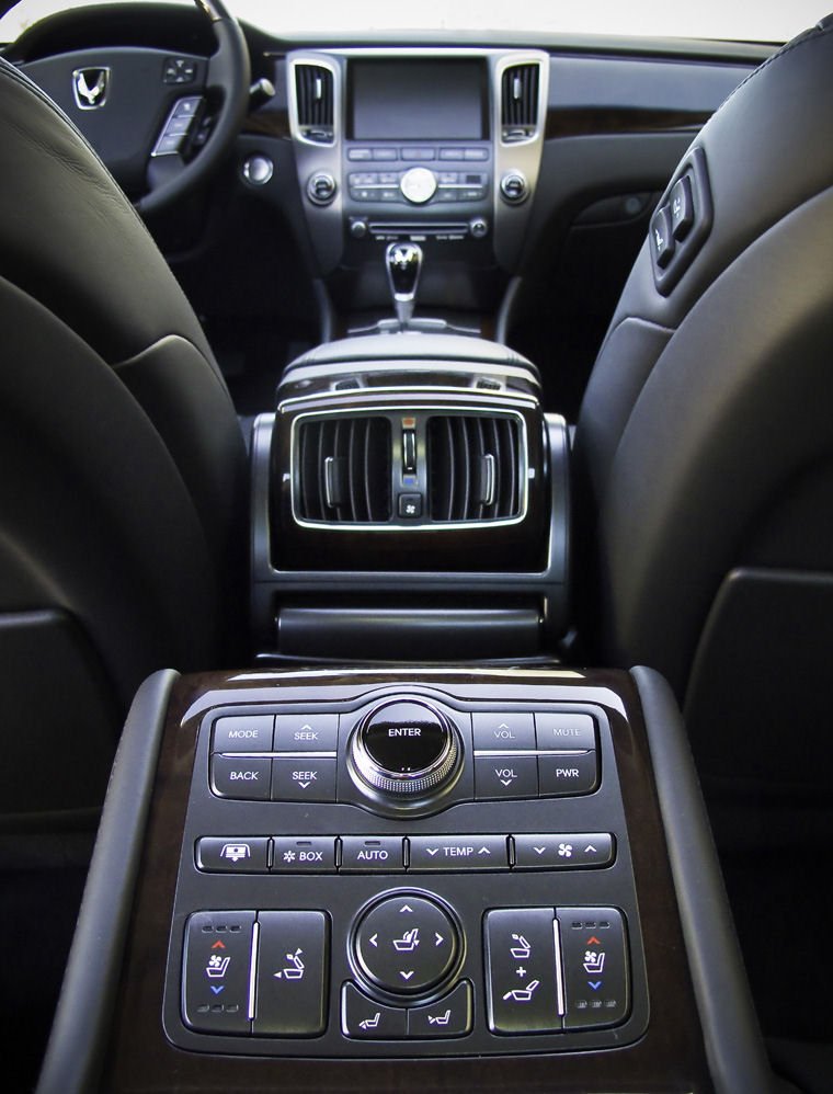 2011 Hyundai Equus Center Stack Picture
