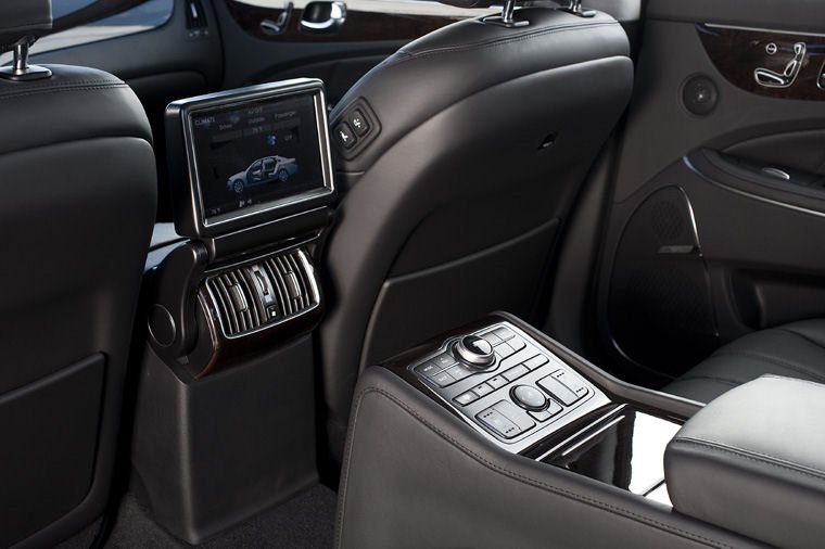 2011 Hyundai Equus Rear Screen Picture