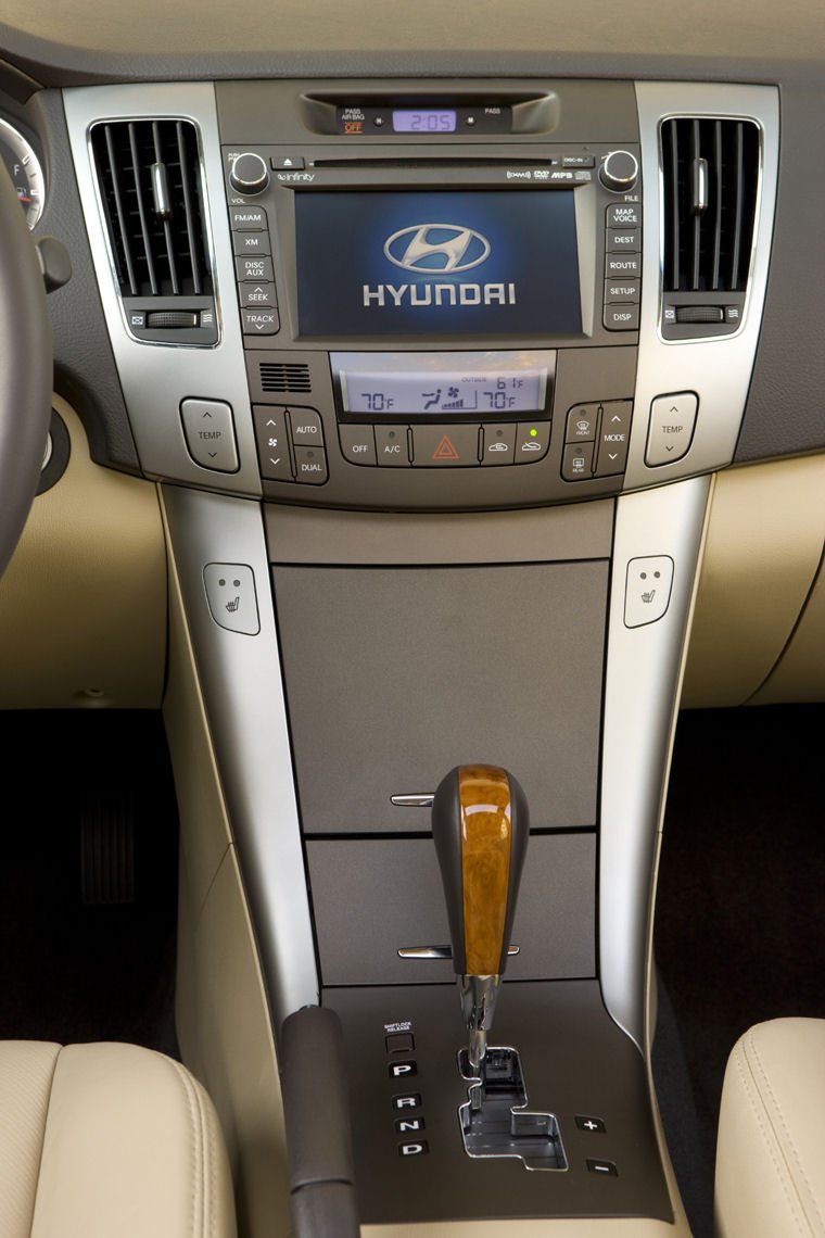 2010 Hyundai Sonata Center Console Picture