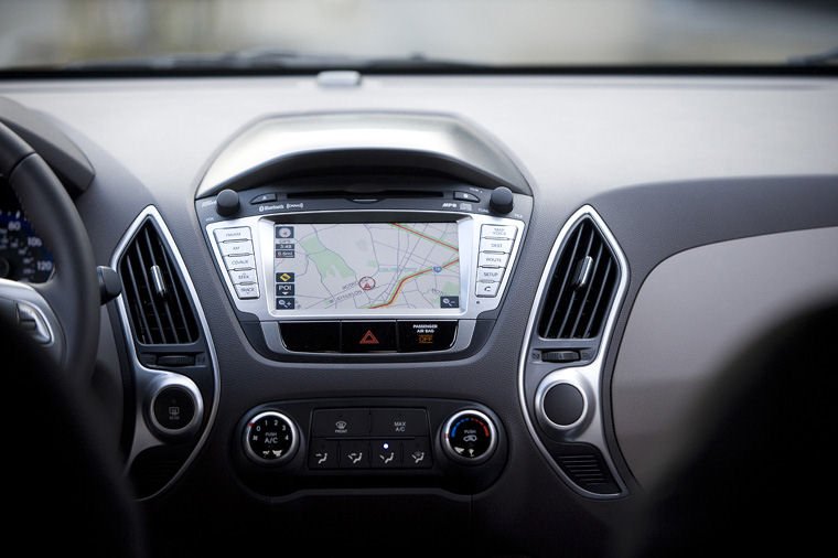 2010 Hyundai Tucson Center Stack Picture