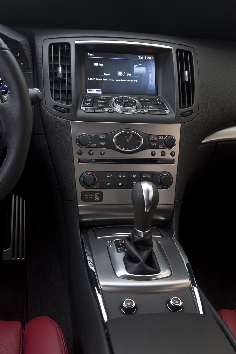 2010 Infiniti G37S Center Stack Picture