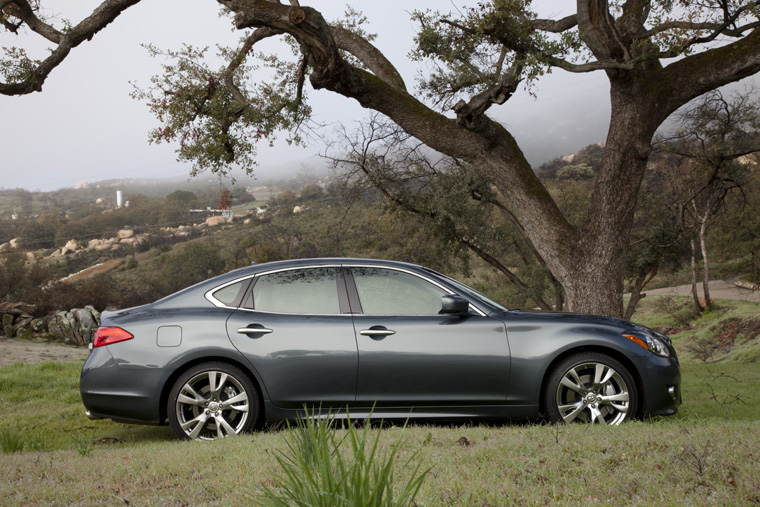 2011 Infiniti M56 Picture