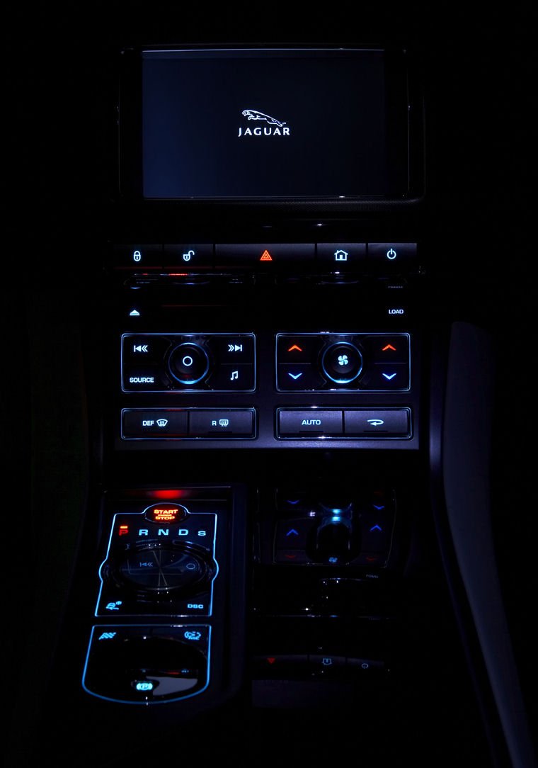 2009 Jaguar XF Center Stack Lighting Picture