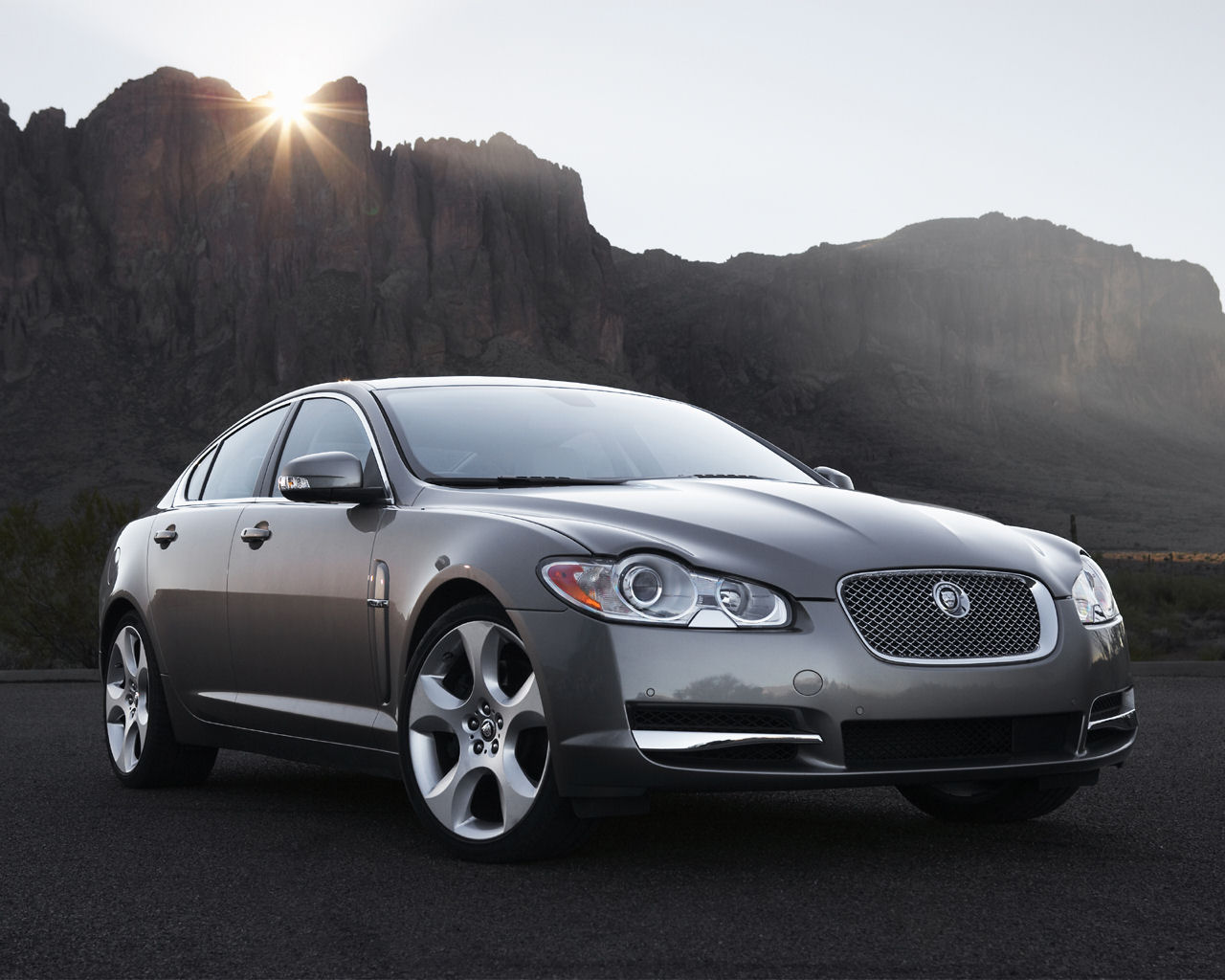 Jaguar XF Desktop Wallpaper