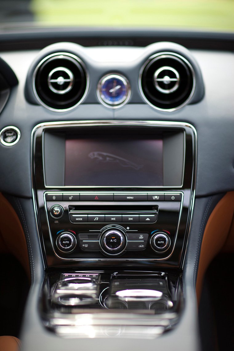 2011 Jaguar XJ Supercharged Center Stack Picture