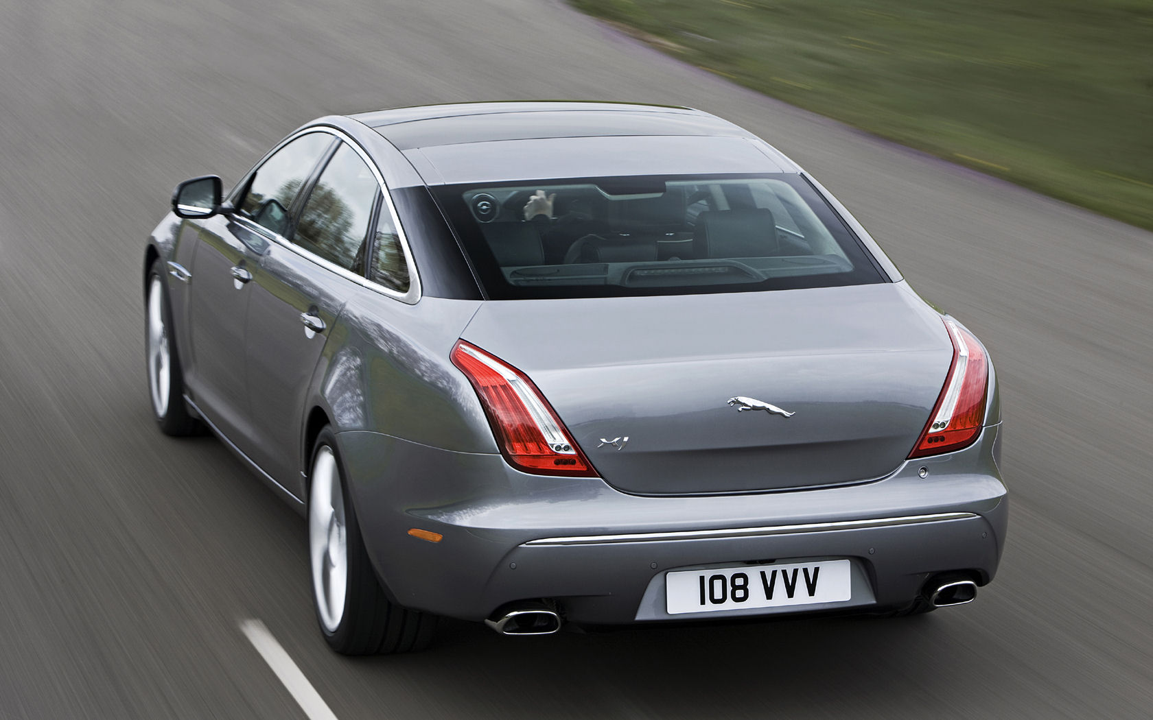 Jaguar XJ Desktop Wallpaper