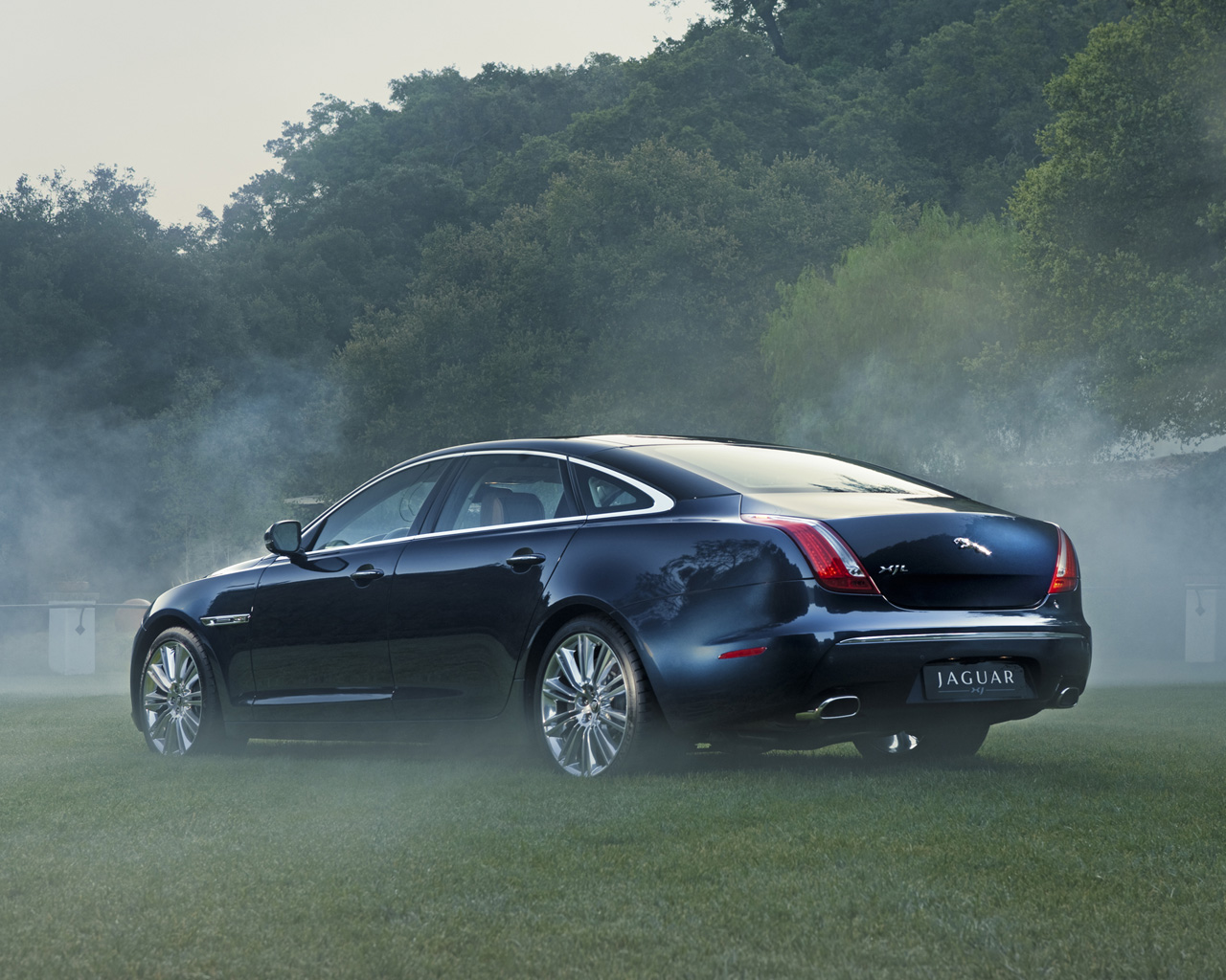 Jaguar XJ Desktop Wallpaper
