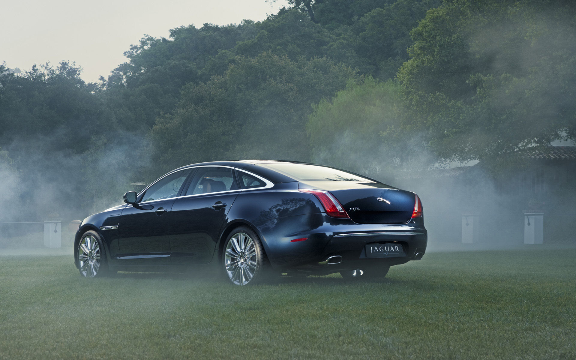 Jaguar XJ Desktop Wallpaper