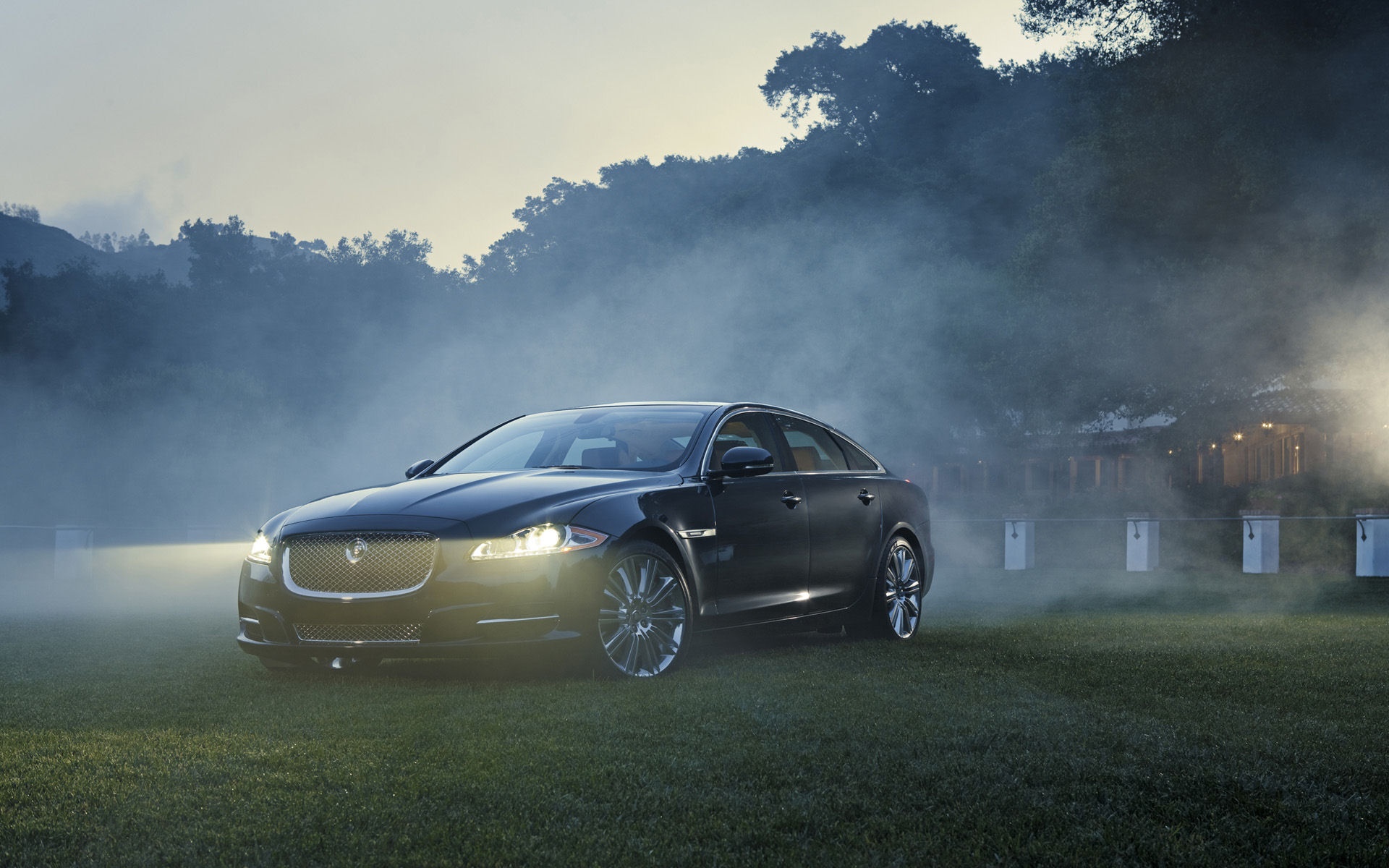 Jaguar XJ Desktop Wallpaper