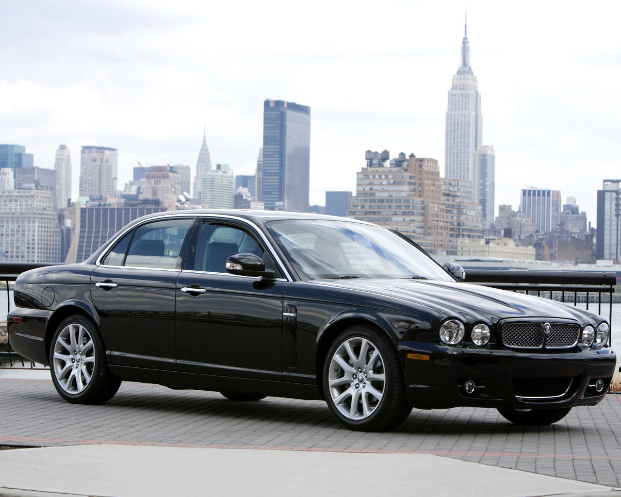 Jaguar XJ Desktop Wallpaper