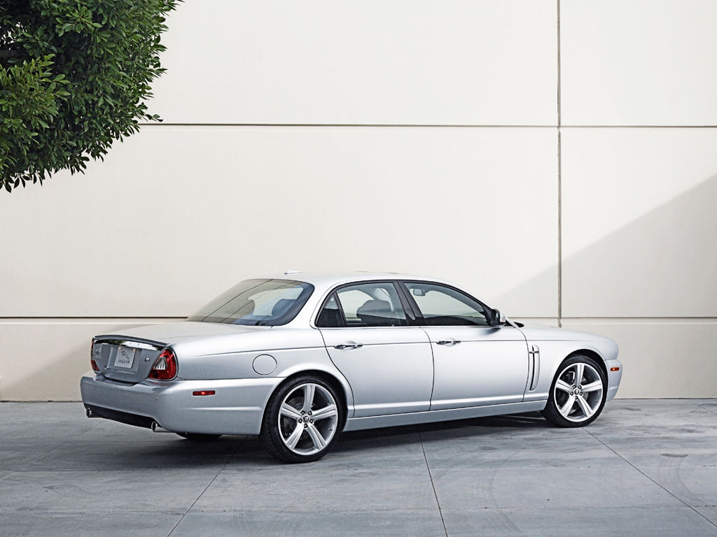 Jaguar XJ Desktop Wallpaper