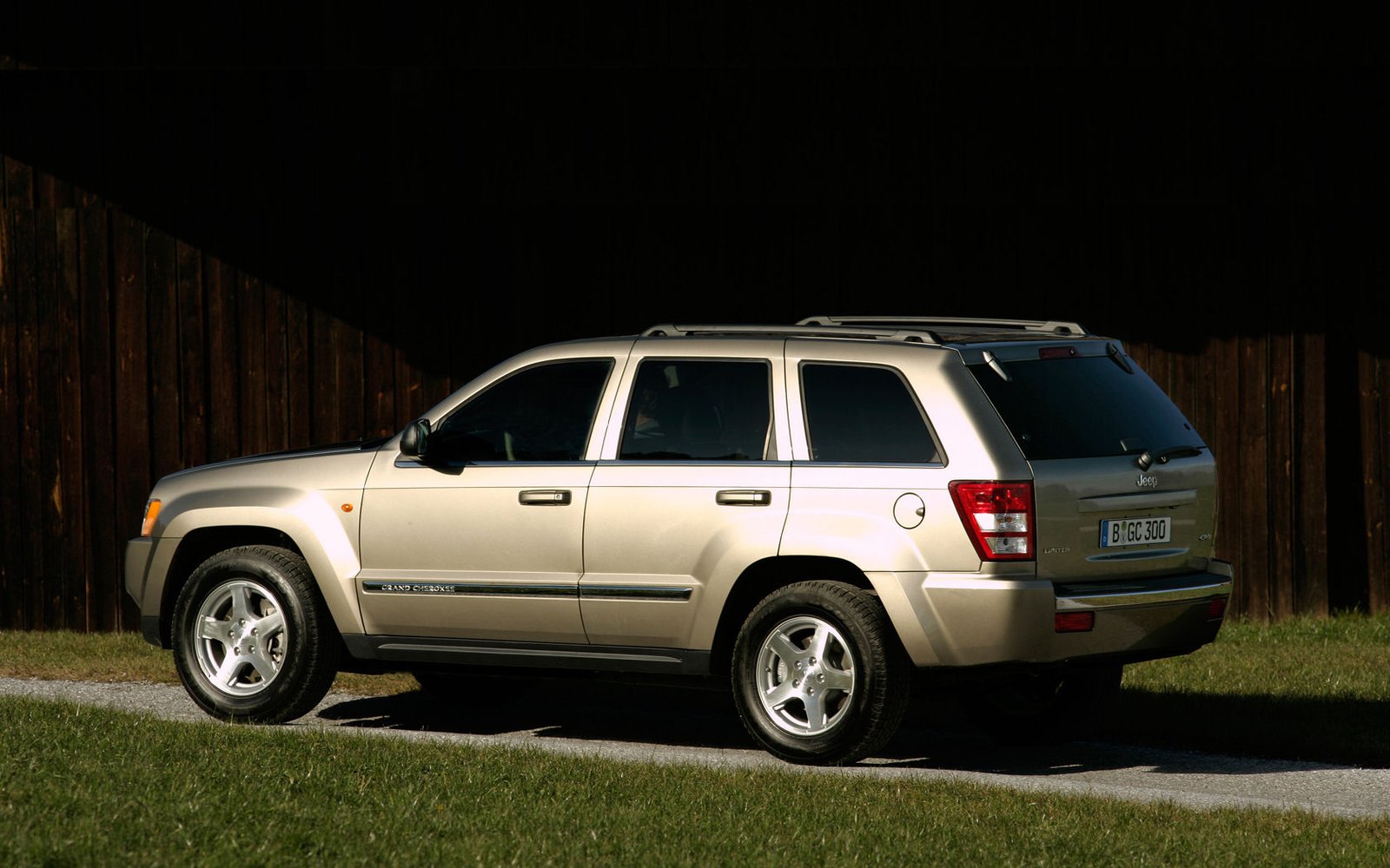 Jeep Grand Cherokee Desktop Wallpaper