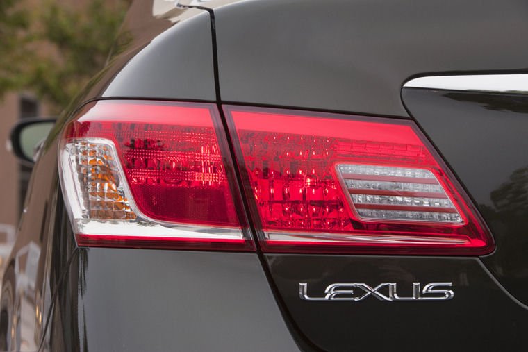 2010 Lexus ES 350 Tail Light Picture