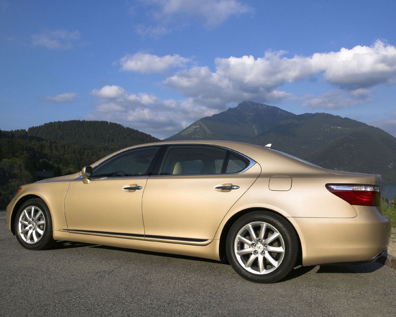 Lexus LS Desktop Wallpaper