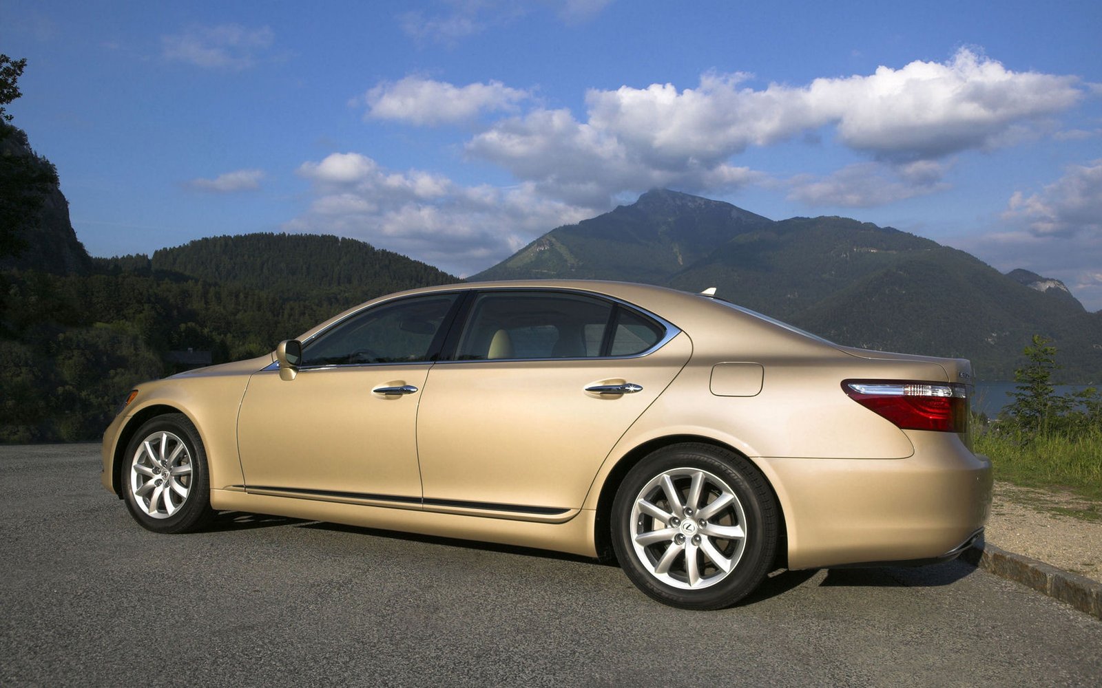 Lexus LS Desktop Wallpaper