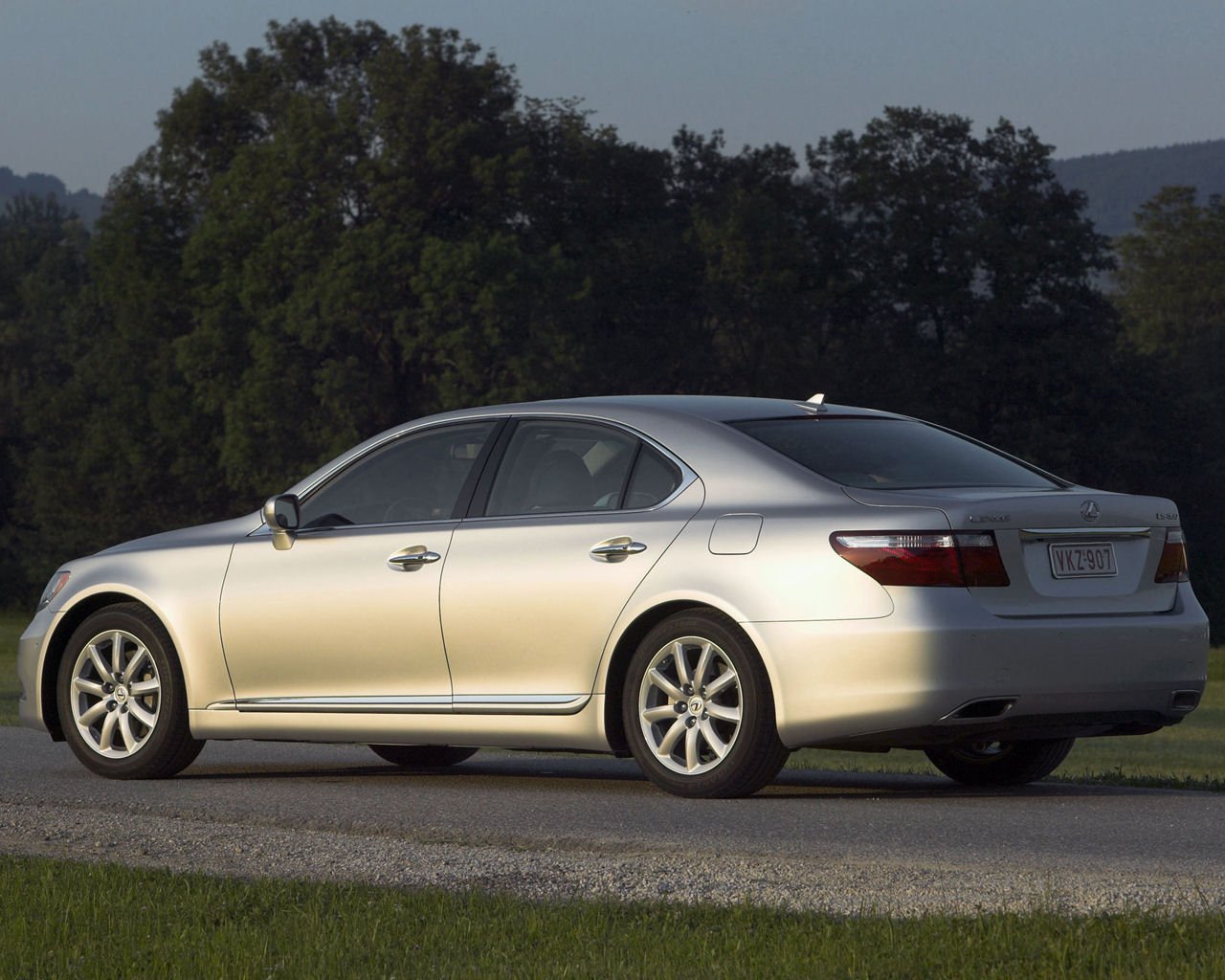 Lexus LS Desktop Wallpaper