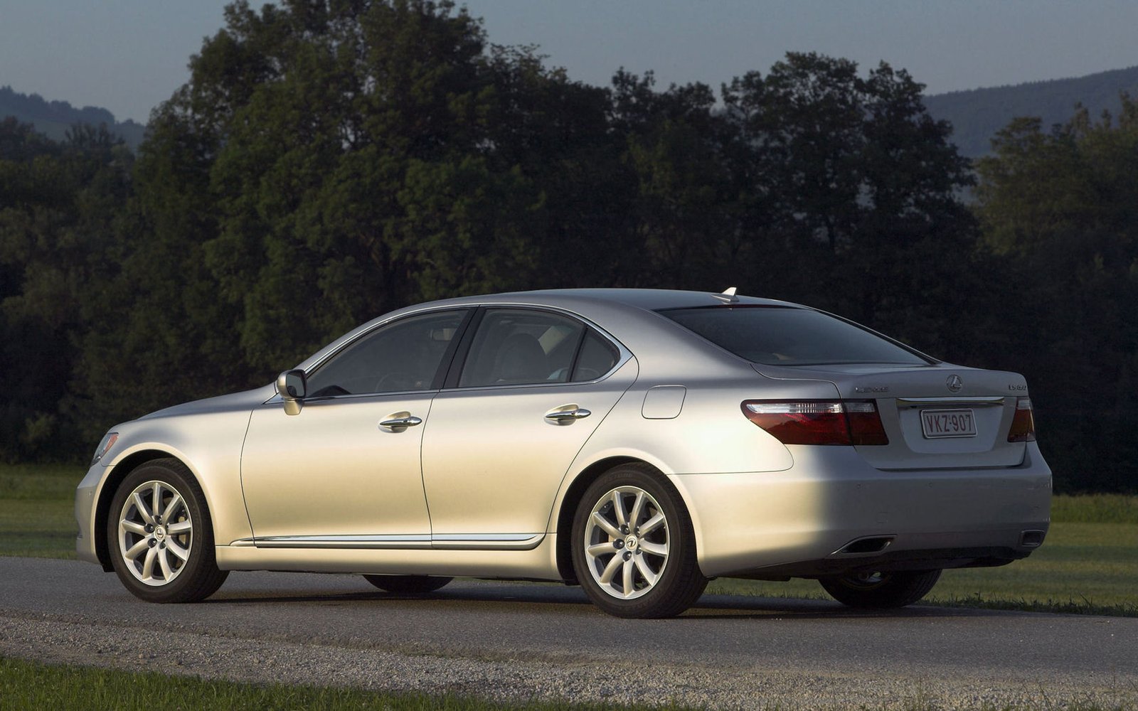 Lexus LS Desktop Wallpaper
