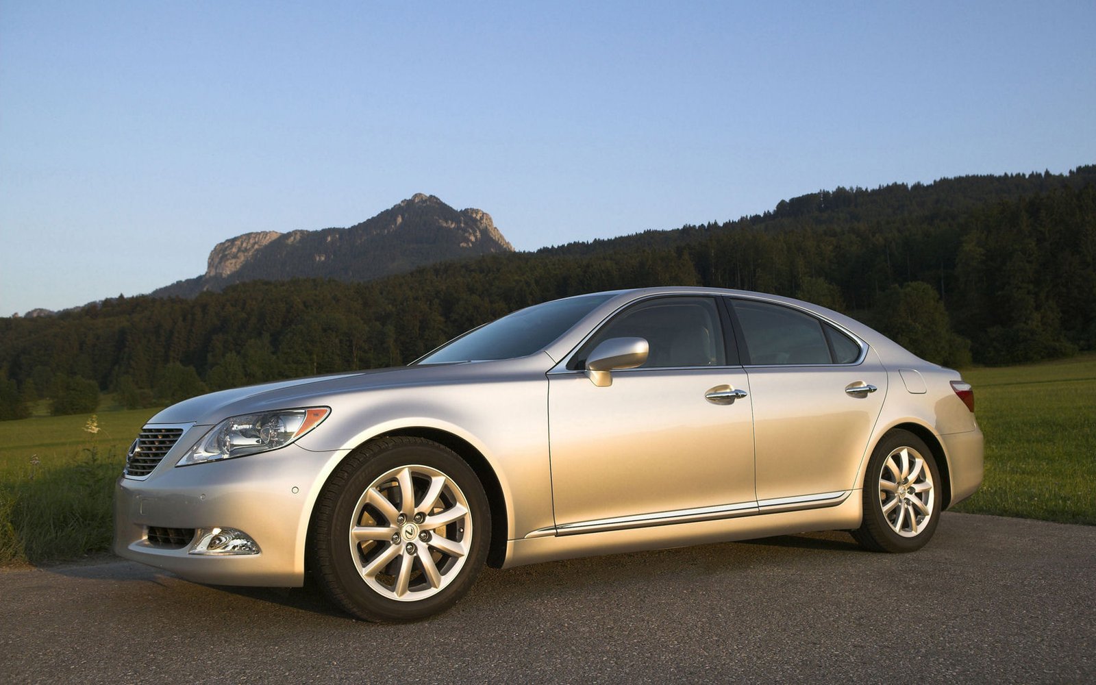 Lexus LS Desktop Wallpaper
