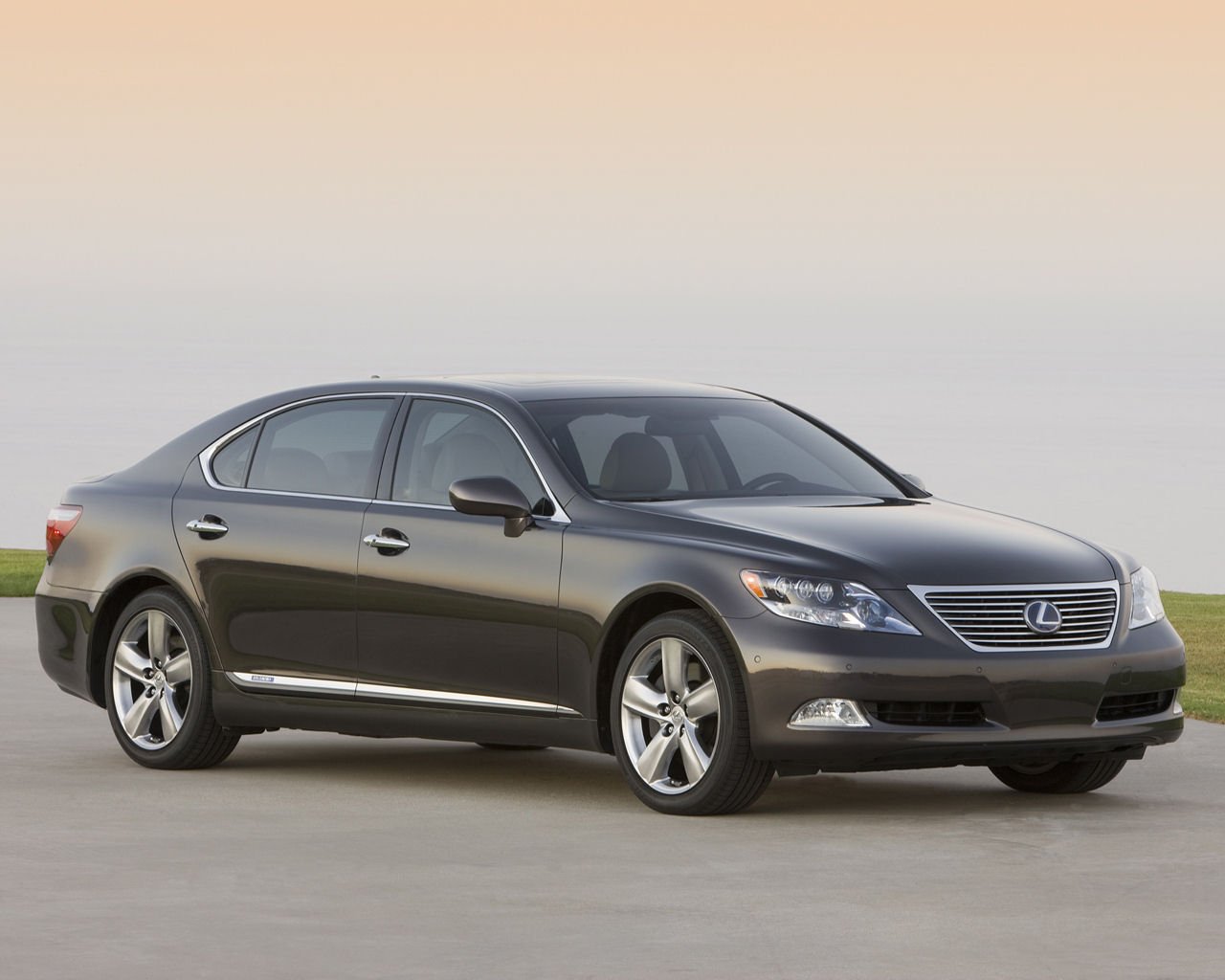 Lexus LS Desktop Wallpaper