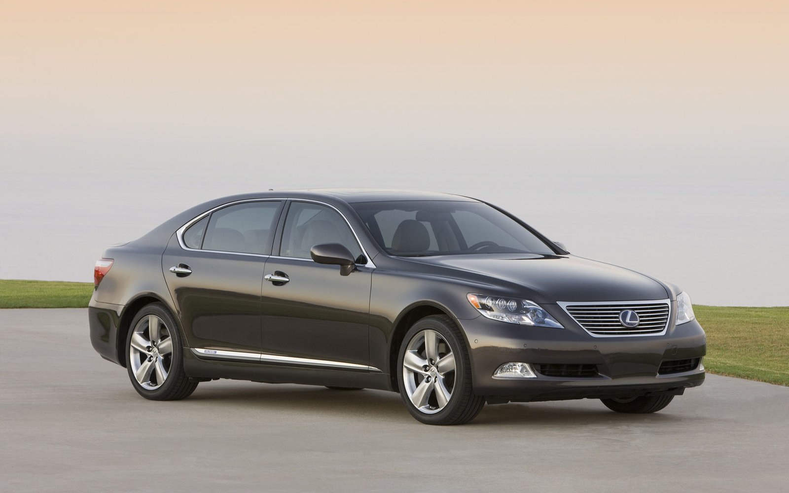 Lexus LS Desktop Wallpaper