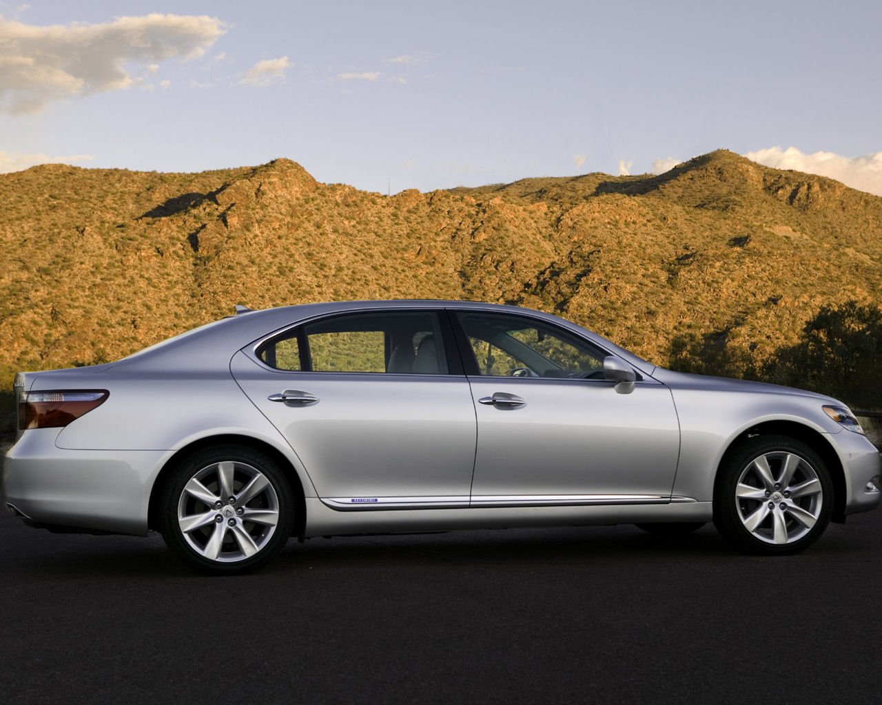 Lexus LS Desktop Wallpaper