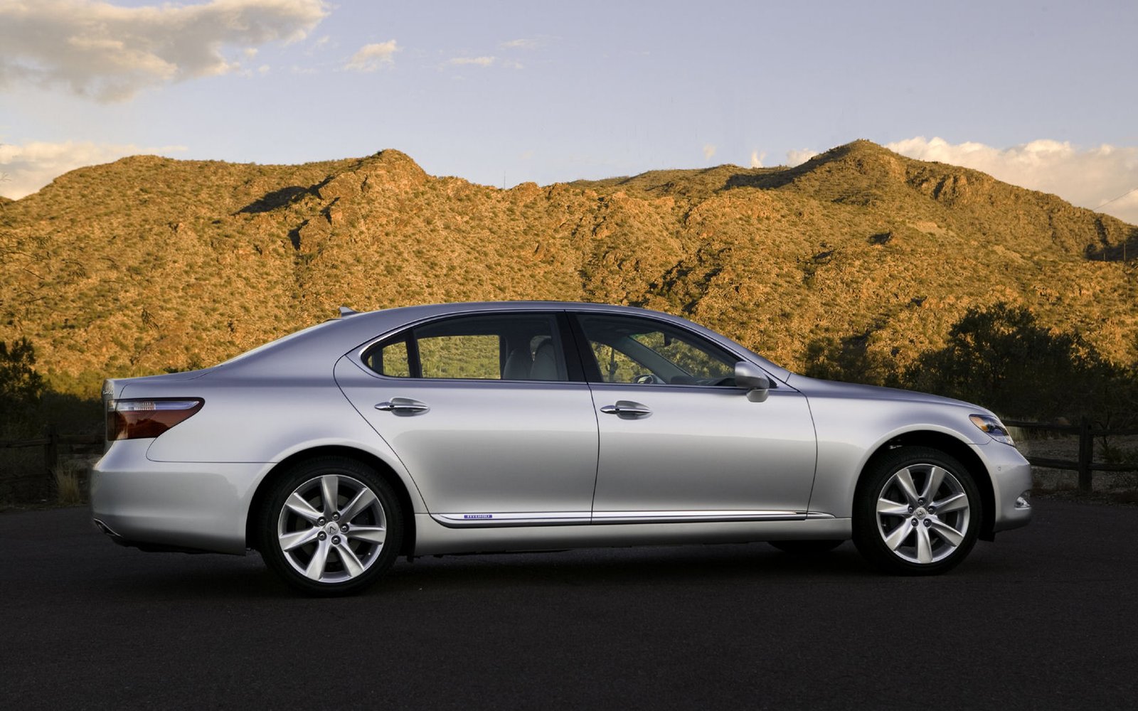 Lexus LS Desktop Wallpaper